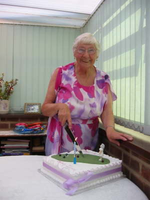 Cutting cake